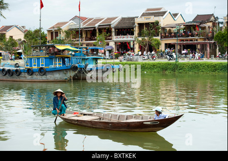 Canoë sur la rivière Thu Bon, Hoi An, Vietnam Banque D'Images