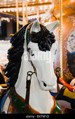 Rome, la nuit photo close-up of antique merry go round de cheval dans la piazza Navona Marché de Noël. Banque D'Images