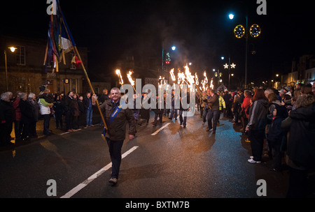 Défilé aux flambeaux à Biggar High Street, dans le South Lanarkshire, ÉCOSSE - avant l'allumage de la joie sur Biggar Hogmanay Banque D'Images