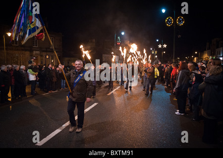 Procession aux flambeaux à Biggar en lumière les Biggar Bonfire - allumé par Sheena Rae à 21h30 sur 31-12-10 Banque D'Images