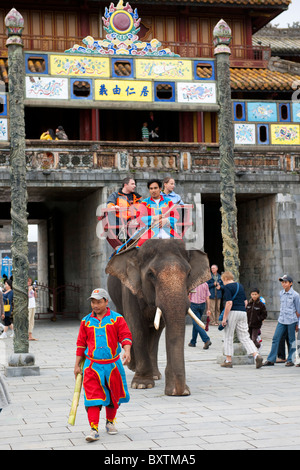 Un éléphant équitation touristique en face de la porte de Ngo Mon, Ville Impériale, La Citadelle, Hue, Vietnam Banque D'Images