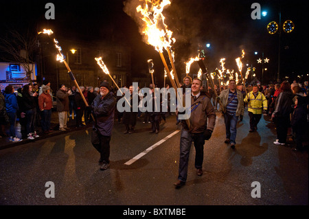 Défilé aux flambeaux à Biggar High Street, dans le South Lanarkshire, ÉCOSSE - avant l'allumage de la joie sur Biggar Hogmanay Banque D'Images