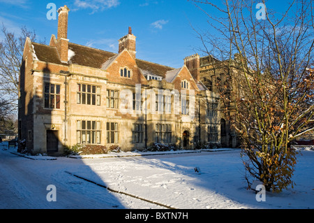 Centre d'études médiévales bâtiment dans la neige d'hiver scène King's. Manor York University York North Yorkshire Angleterre Royaume-Uni Banque D'Images