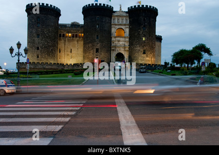 L'Europe, Italie, Naples, Castel Nuovo, trafic, Crépuscule Banque D'Images