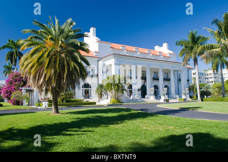 Whitehall construit 1902 par Henry Flagler Museum , Palm Beach , Floride , USA , façade extérieure & jardins avec palmiers Banque D'Images