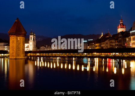 L'Europe, Suisse, Lucerne, pont de la chapelle au crépuscule Banque D'Images