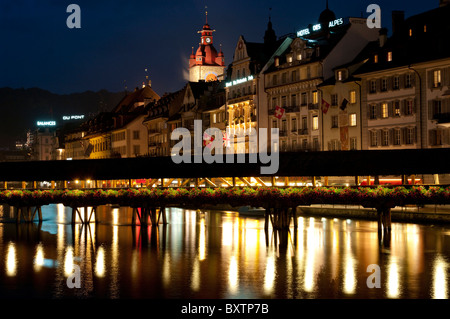 L'Europe, Suisse, Lucerne, pont de la chapelle au crépuscule Banque D'Images