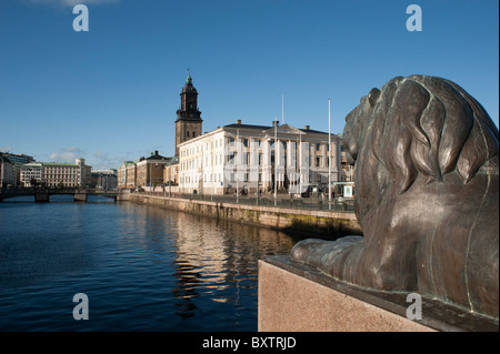 Göteborg, Suède. Une statue d'un lion de mer donne sur l'Hamnkanalen ou Stora Stora Hamn canal dans le centre-ville. Banque D'Images