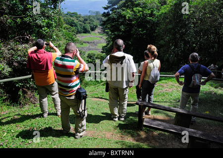 Tousirts avec vue sur Monument National Guayabo, province de Cartago, Costa Rica, Amérique Centrale Banque D'Images