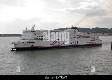 Le Seafrance Rodin et voiture de passagers dans le Port de Douvres, Kent, Angleterre. Banque D'Images