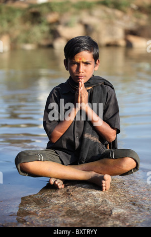 Portrait d'un garçon d'ayyappa indien de l'Andhra Pradesh en Inde du Sud Banque D'Images