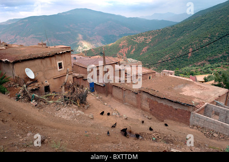 Un petit village berbère dans le Montagnes de l'Atlas du Maroc. Banque D'Images