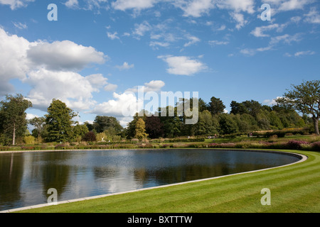 Le nouveau lac bicentenaire construite à côté de la Serre Jardin RHS Wisley, Surrey, Angleterre, Royaume-Uni. Photo:Jeff Gilbert Banque D'Images