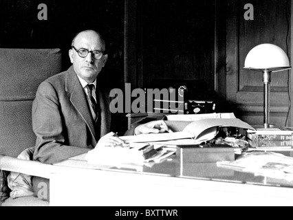 MICHAEL BALCON (1896-1977) producteur de films français à son domicile, la région de Parrock, près de Hartfield, Sussex, en 1955 Banque D'Images