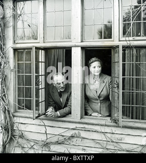 MICHAEL BALCON (1896-1977) producteur de films français à son domicile, près de Parrock supérieure, Hartfield Sussex en 1955 avec sa femme Aileen Banque D'Images