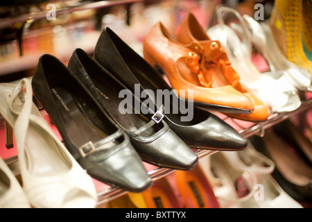 Une sélection de chaussures dans un magasin d'épargne dans le quartier de Chelsea, New York Banque D'Images