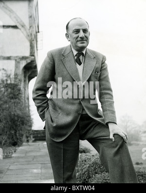 MICHAEL BALCON (1896-1977) producteur de films français à son domicile, la région de Parrock, près de Hartfield, Sussex, en 1955 Banque D'Images