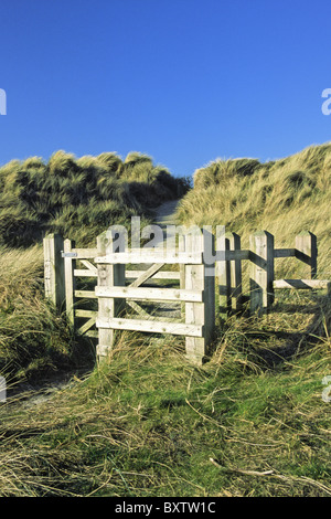 Kissing gate, Tirella mention Beach et dune zone de conservation, la baie de Dundrum. Banque D'Images