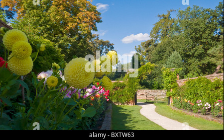 Chemin à travers le jardin anglais le jardin de fleurs Banque D'Images