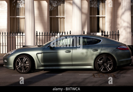 Porsche Panamera berline sport de luxe, Londres Banque D'Images