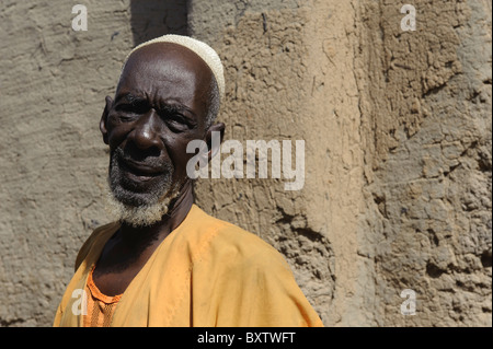 Vieil homme en face de maison de terre en Sirimou, juste en dehors de la ville de Djenné, Mali Banque D'Images
