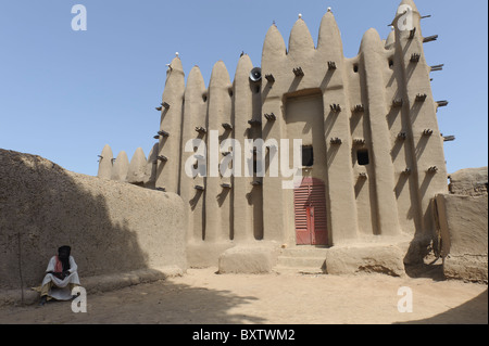 Vieil homme assis en face de la mosquée dans le petit village de Sirimou Bozo, près de Djenné, Mali. Banque D'Images