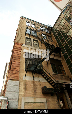 Tourné à l'angle de l'arrière d'un bâtiment montrant l'escalier de secours d'incendie. Banque D'Images