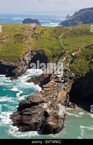 Tintagel Haven et Barras Nez de Château de Tintagel, en Cornouailles, Angleterre Banque D'Images