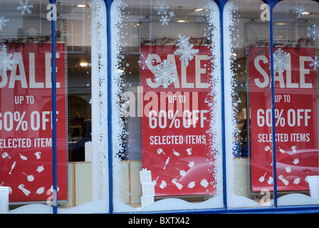 Vente d'hiver des signes dans une vitrine. Banque D'Images