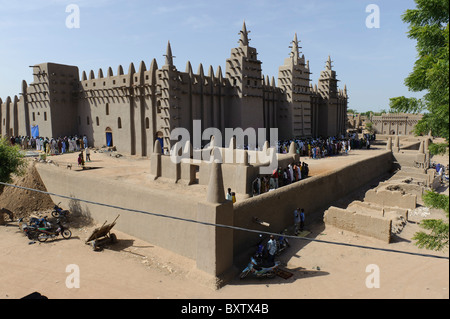 Rassemblement d'hommes musulmans pour la prière sur la terrasse de la grande mosquée de vendredi. Djenné, Mali Banque D'Images