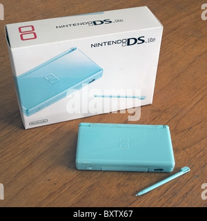 Nintendo DS Lite Console de jeux de poche avec la boîte d'emballage, UK Banque D'Images