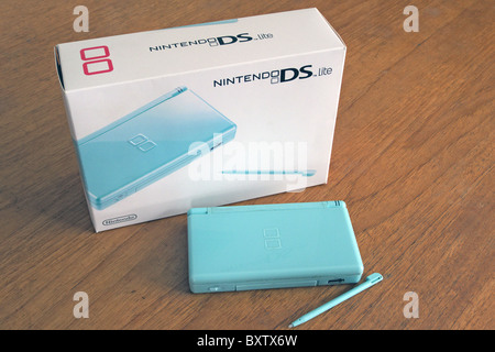 Nintendo DS Lite Console de jeux de poche avec la boîte d'emballage, UK Banque D'Images