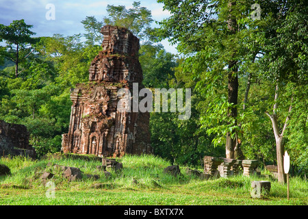 Mon fils (grappe de abandonné et partiellement détruit des temples hindous). Vietnam, Asie. Banque D'Images