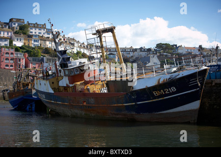 Deux chalutiers à perche désarmé à port de Brixham, Devon Banque D'Images