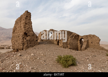 Les murs en briques crues à l'extérieur de l'enceinte au Temple Mémorial du pharaon Ramsès III, Médinet Habou, rive ouest de Louxor, Egypte Banque D'Images