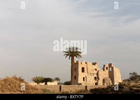 Le Migdol, la haute porte au temple funéraire du pharaon Ramsès III, Médinet Habou, Cisjordanie, Luxor, Egypte Banque D'Images