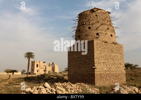 Pigeonnier nouvellement construite et le Migdol, la haute porte dans le temple du pharaon Ramsès III, Médinet Habou, Cisjordanie, Luxor, Egypte Banque D'Images