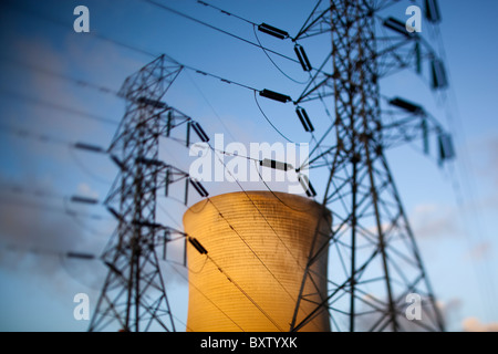 Australie Victoria Yallourn image floue des lignes de transport d'électricité et les pylônes à tisser dans des tours de refroidissement à l'avant Banque D'Images