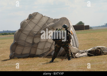 Un membre du Pathfinder Platoon s'effondre son parachute après un saut HALO. Banque D'Images