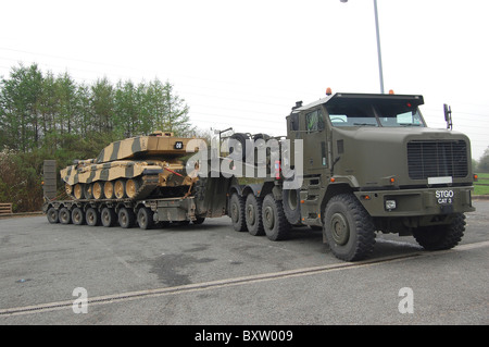 Un réservoir transporter transporter un char de combat principal CHALLENGER 2 au Pays de Galles pour un exercice. Banque D'Images