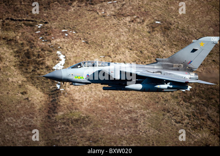 Un Tornado de la Royal Air Force, GR4 à voler de la formation dans le Nord du Pays de Galles. Banque D'Images