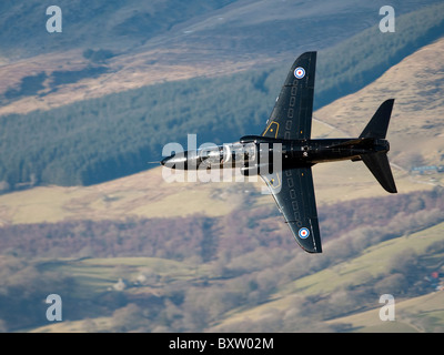 Un avion d'entraînement Hawk T1 de la Royal Air Force en vol à basse altitude sur le Nord du Pays de Galles. Banque D'Images