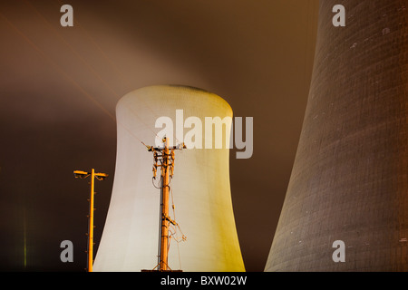 Australie Victoria Yallourn exposition Temps d'évacuation de la vapeur des tours de refroidissement dans les centrales au charbon de l'énergie Power Station Tru sur l'été Banque D'Images