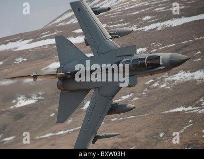 Un Tornado de la Royal Air Force, GR4 à voler de la formation dans le Nord du Pays de Galles. Banque D'Images
