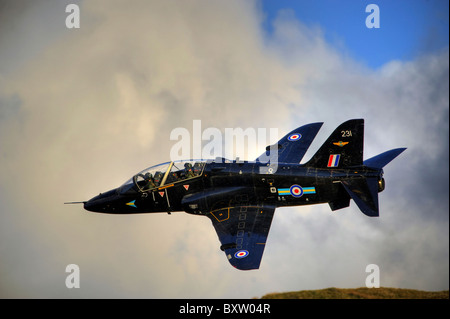 Un avion d'entraînement Hawk T1 de la Royal Air Force en vol à basse altitude sur le Nord du Pays de Galles. Banque D'Images