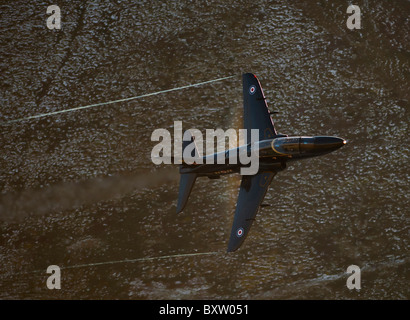 Un avion d'entraînement Hawk T1 de la Royal Air Force en vol à basse altitude sur le Nord du Pays de Galles. Banque D'Images