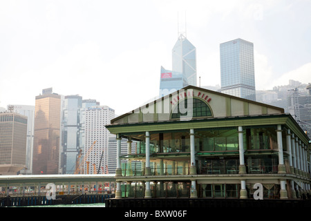 Central Pier, l'un des Star Ferry terminal, sur l'île de Hong Kong avec l'emblématique Banque de Chine derrière Banque D'Images