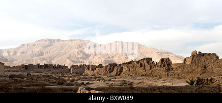 Enceinte de murs et les collines de Thèbes au temple du pharaon Ramsès III, Médinet Habou, rive ouest de Louxor, Egypte Banque D'Images