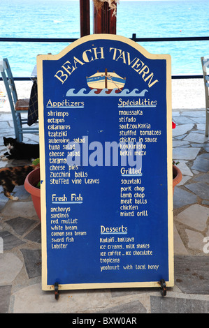 Restaurant menu tableau à l'extérieur d'un restaurant avec des spécialités locales - image prise en Grèce Banque D'Images