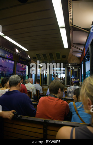 L'intérieur du fameux Victoria Peak Tram sur le chemin jusqu'au sommet d'observation de Garden Street Banque D'Images